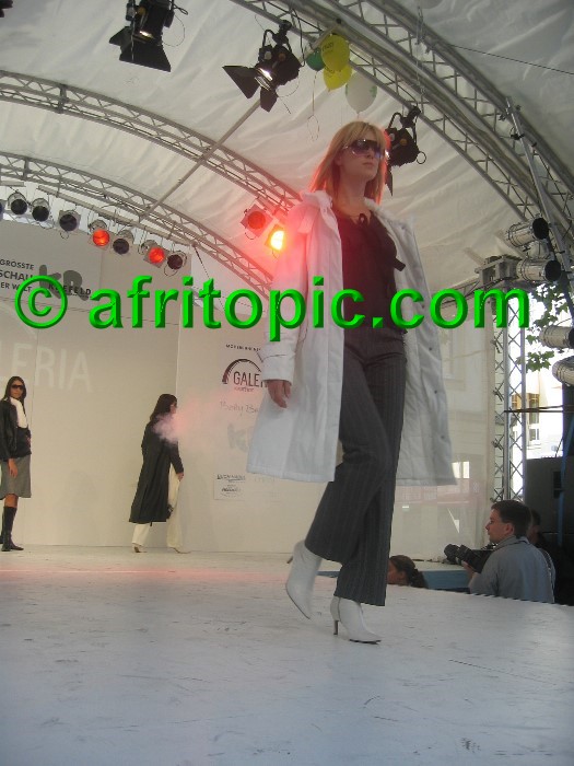 ../Images/Krefeld-Strssenmodenschau-2005 389.jpg